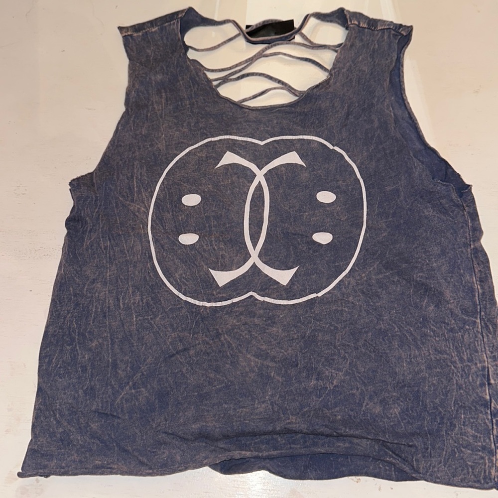 Chic 2 Chic smile cut tank top blue acid wash girls size small